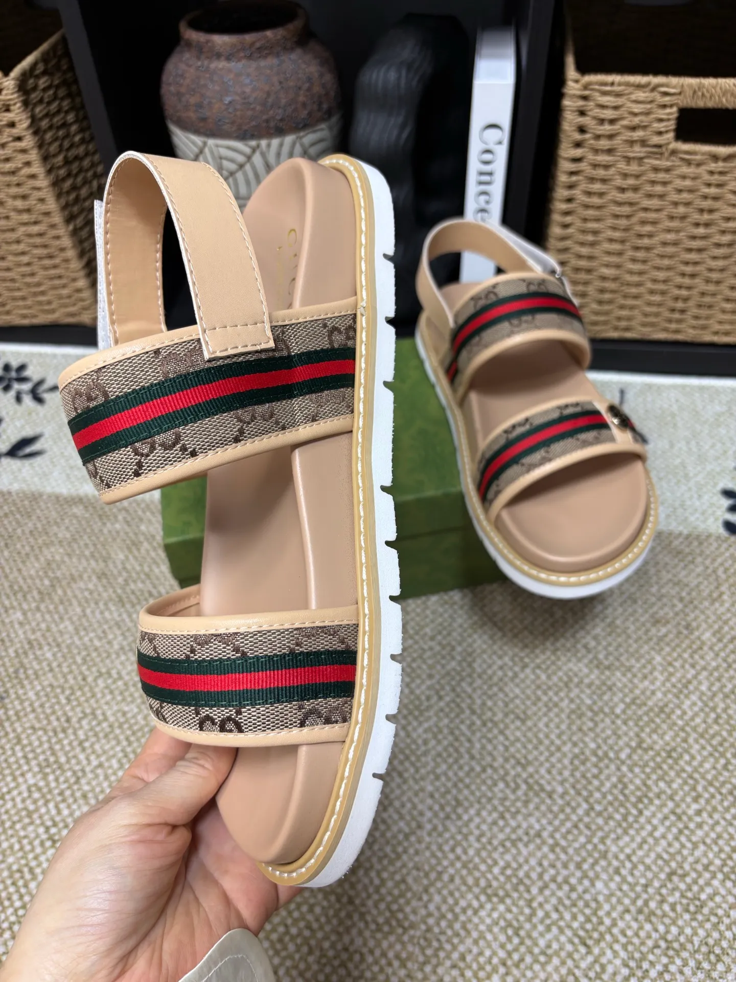 Factory 💰 300 yuan Gucci slippers] high-end men's shoes brand official website 1:1 latest masterpiece: original mold customization, the fabric is made of imported original materials, upgraded outsole, lighter and non-slip. The market's top quality, simple yet tasteful, a must-have for fashionistas, fashionable at your feet, full of confidence, the same style at the counter 👍The season of summer slippers is here. Code: 38-45 (45 customized)